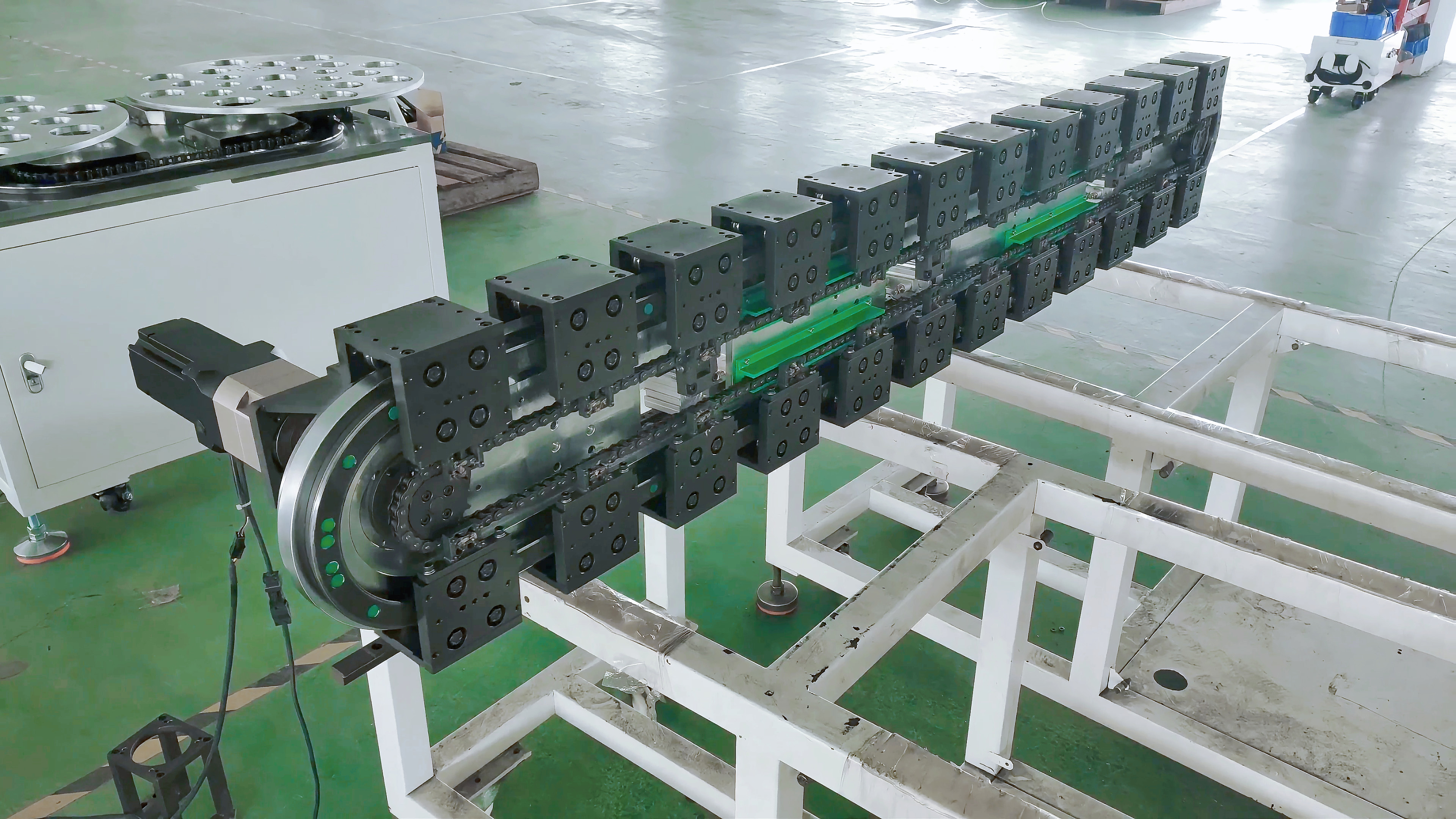 今年会官网双轨环形导轨运送线系统分类与应用剖析：立式与水平双轨结构的设计优势及工业场景实践(图2)