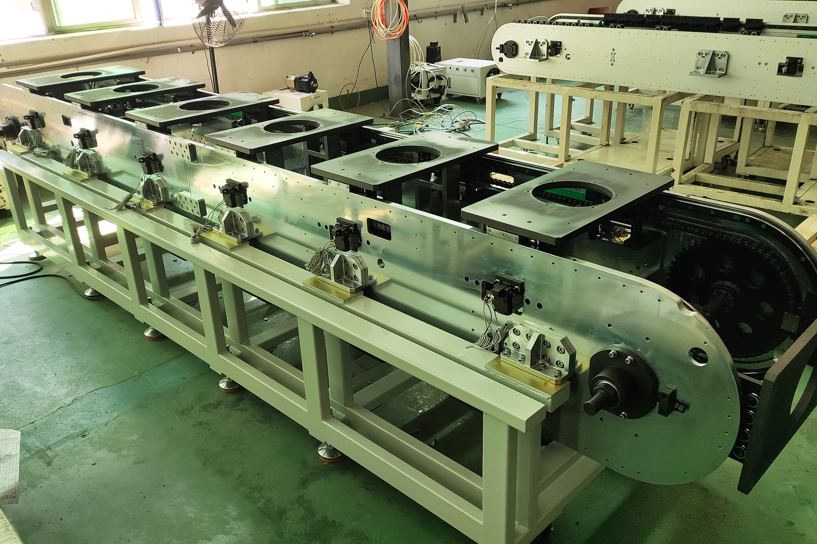 今年会官网双轨环形导轨运送线系统分类与应用剖析：立式与水平双轨结构的设计优势及工业场景实践(图3)